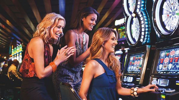 fafafa gold Poker Online Card Game Myanmar ကစားသမားများ ပါဝင်ကစားနေသောမြင်ကွင်း